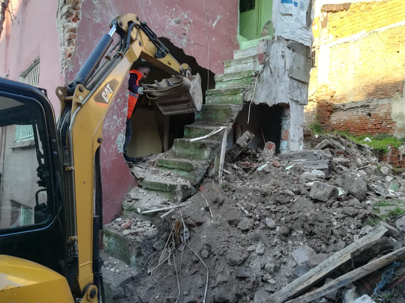 İzmir’de metruk sinagogdan kopan taş parçaları evin duvarını yıktı: 1 yaralı