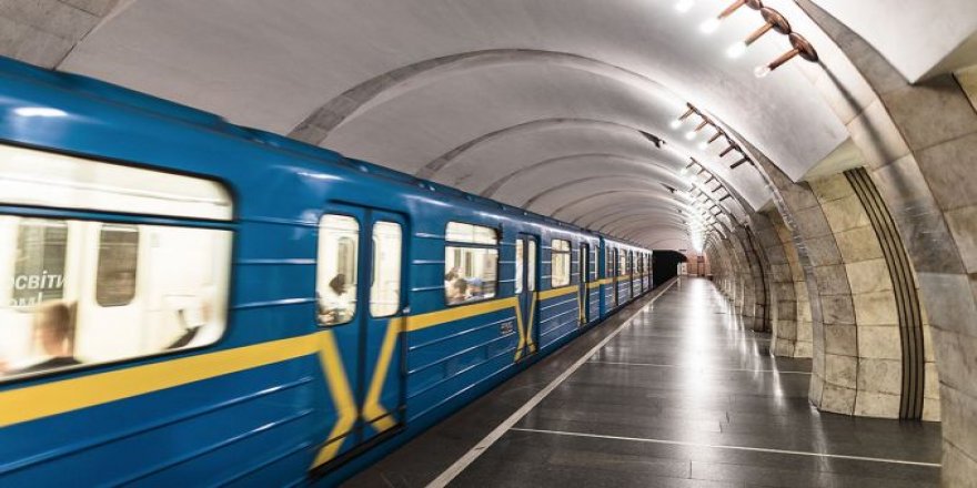 Ukrayna’da halk metro istasyonuna sığındı