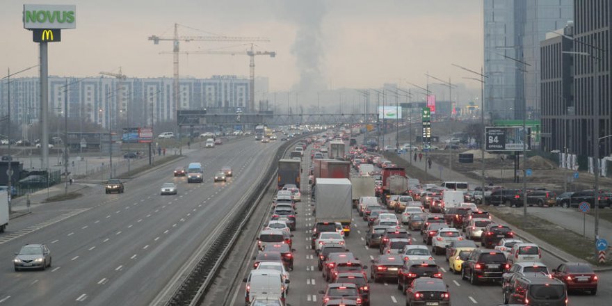 Kiev’i terk eden halk uzun araç kuyrukları oluşturdu