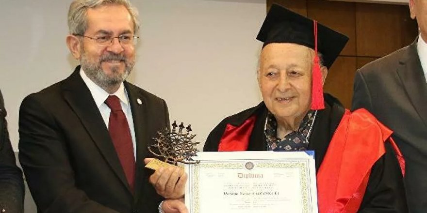 Türkiye’nin en yaşlı üniversite öğrencisi diplomasını aldı