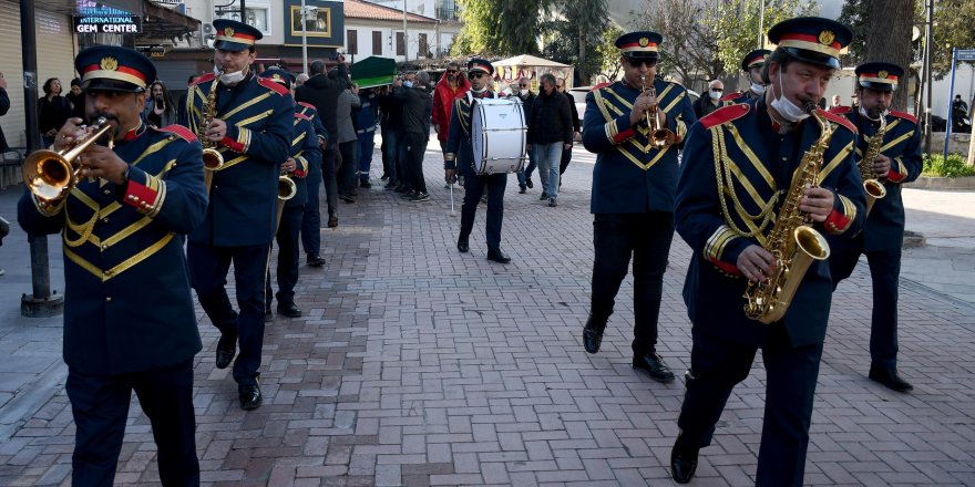 Ünlü müzisyen Kuşadası'nda gözyaşları içinde toprağa verildi