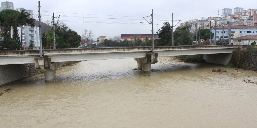 Yağmur ve eriyen kar akarsuları coşturdu