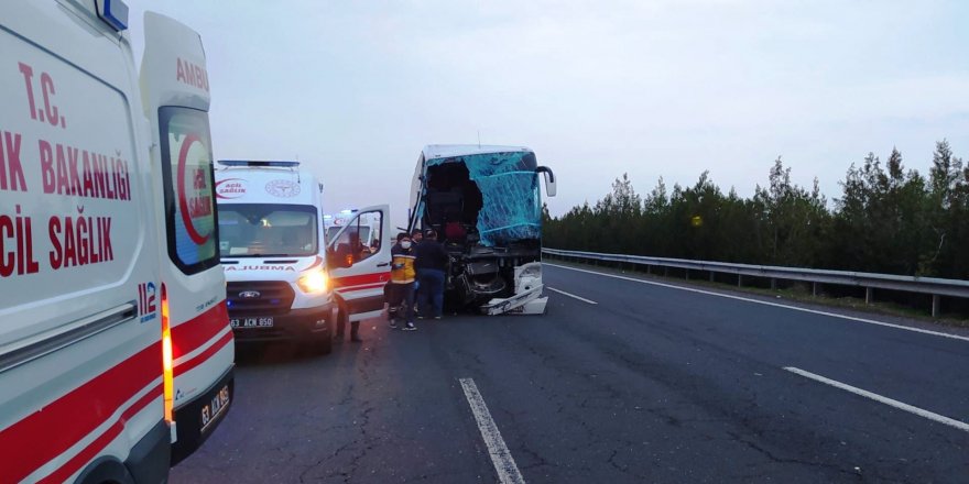 Şanlıurfa’da yolcu otobüsü tırla çarpıştı: 10 yaralı