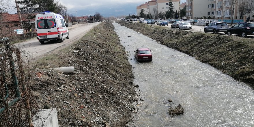 Bolu’da, alkollü sürücü otomobille dereye uçtu