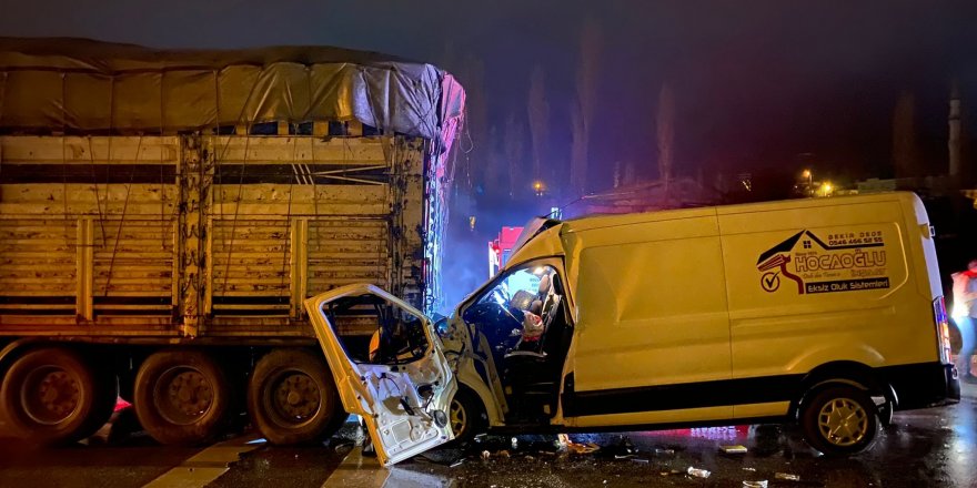 Tıra arkadan çarpan ve hurdaya dönen kamyonette 3 kişi yaralandı