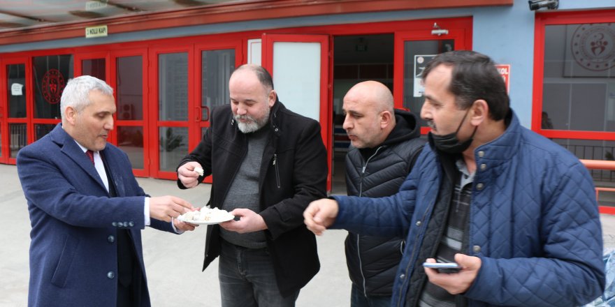 Karabükspor küme düştü, başkan helva dağıttı