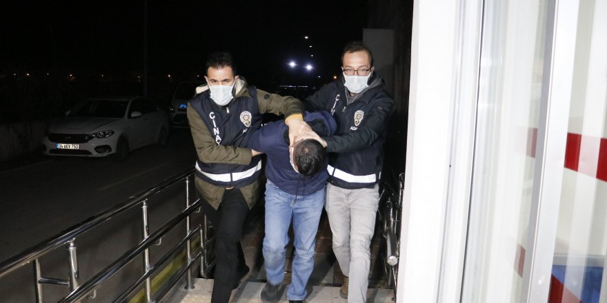 Adana’da kızı araçta uğradığı silahlı saldırıda ölen kişinin şüphelileri Mersin’de yakalandı