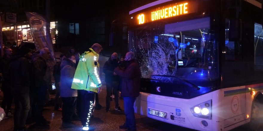 Bandırma'da bisiklet otobüse çarptı