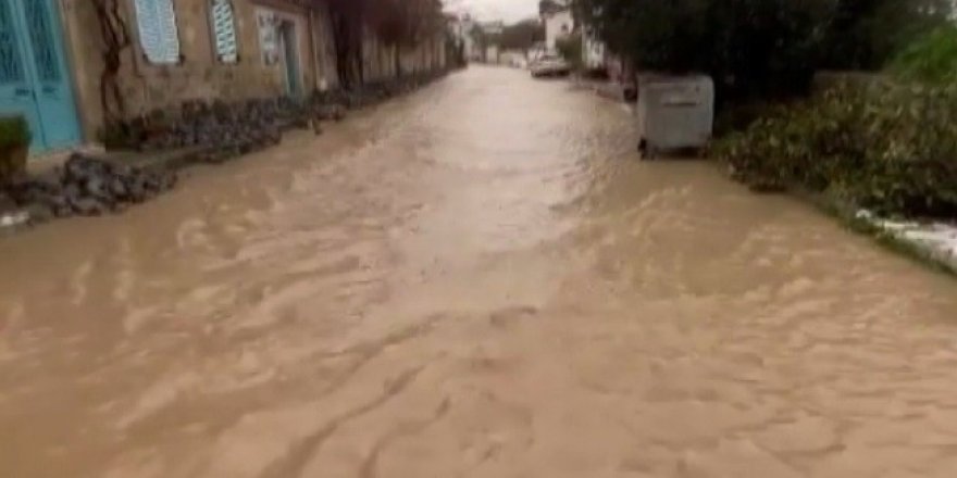 Ünlü tatil merkezi Çeşme'de yağmur ve dolu hayatı felç etti