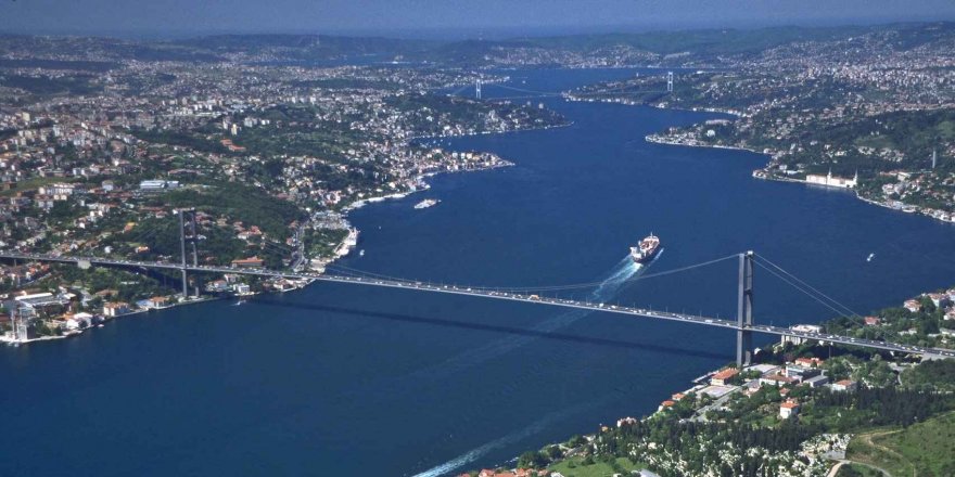 İstanbul Boğazı olumsuz hava koşulları nedeniyle çift yönlü olarak geçişlere kapatıldı