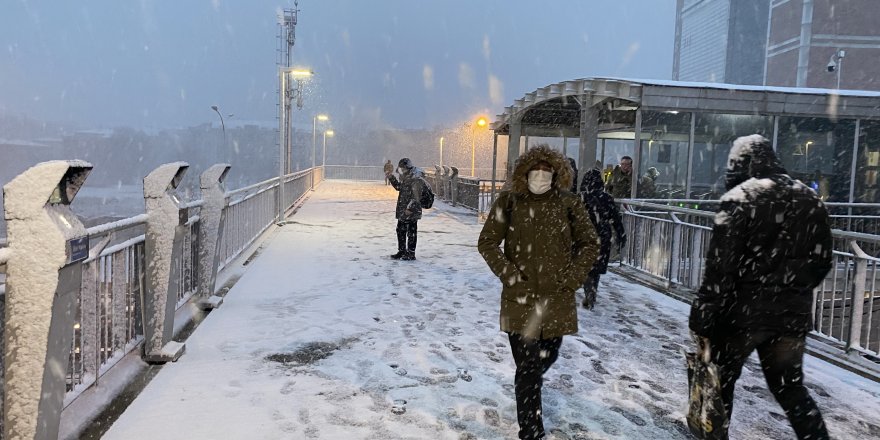 İstanbul'da kar yağışı etkili oluyor