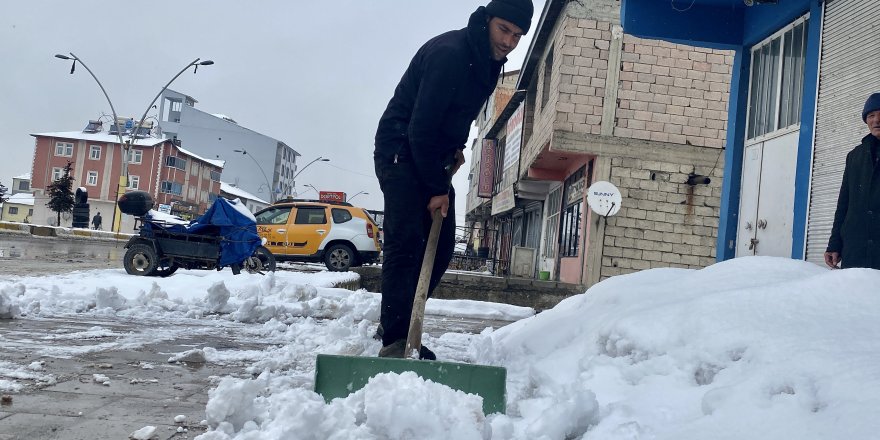 Ağrı’da Mart ayında kar esareti