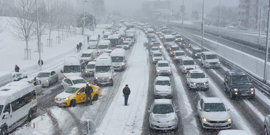 Küçükçekmece E-5'te trafik durma noktasına geldi