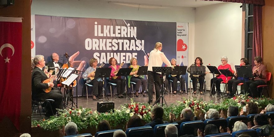 İzmir’de Bayraklı Belediyesi Mandolin Orkestrası ilk kez sahne aldı