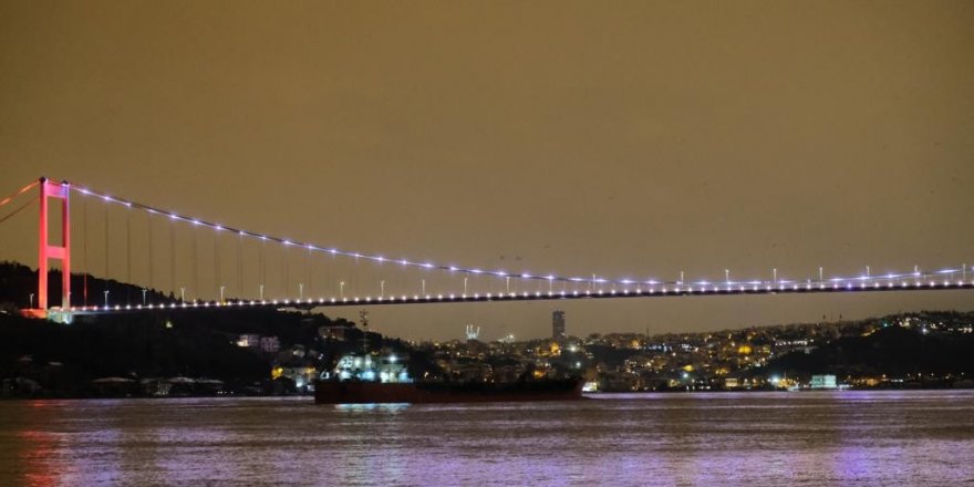 Rusya’dan gelen tonlarca ayçiçeği yağı yüklü gemi İstanbul Boğazı’na ulaştı