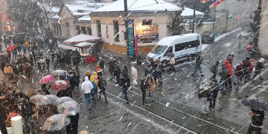 Taksim'de lapa lapa kar yağdı