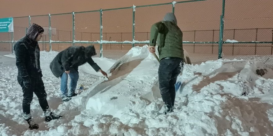 Bitlis'te öğretmenevi bahçesine çığ düştü: 7 araç kara gömüldü