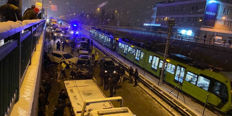 Bursa'da yol buz pistine döndü : 11 araç birbirine girdi