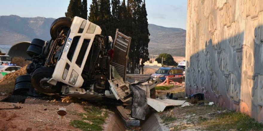 20 metre yükseklikten düşen kamyonun sürücüsü hayatını kaybetti