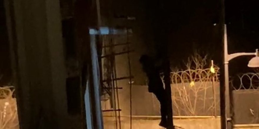 Zeytinburnu’nda elektrik direğine tırmanarak telleri koparmaya çalıştı