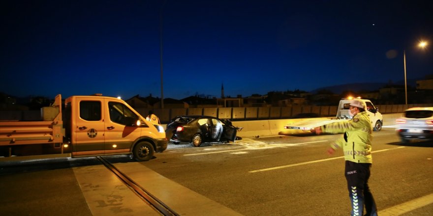 İzmir'de iki otomobil çarpıştı, bir kişi öldü, iki kişi yaralandı