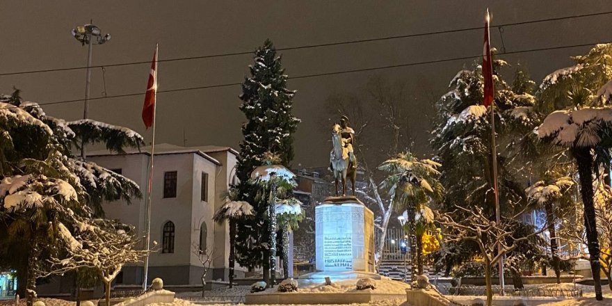 Bursa kent merkezinde kar kalınlığı 14 santimetreyi buldu