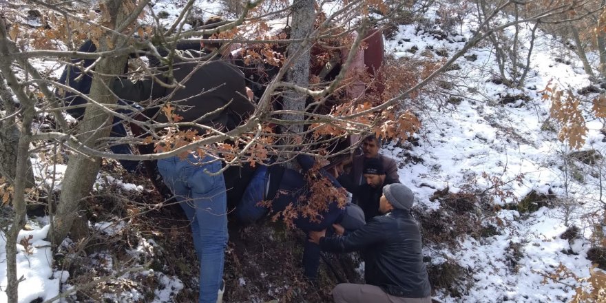 Manisa'da otomobil uçuruma yuvarlandı: 2 yaralı