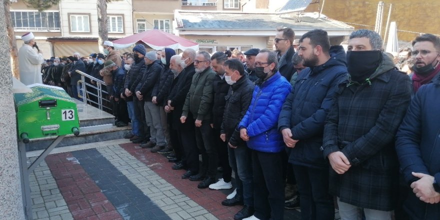 Bıçaklanarak öldürülen genç adam son yolculuğuna uğurlandı