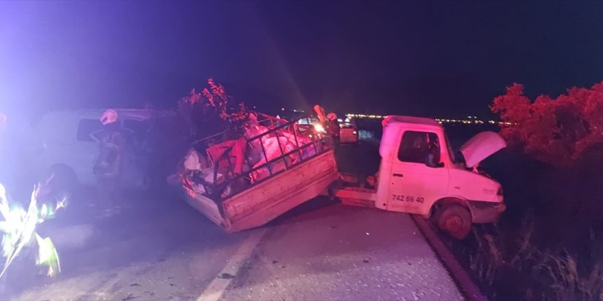 İzmir'deki trafik kazasında 1 kişi öldü, 3 kişi yaralandı