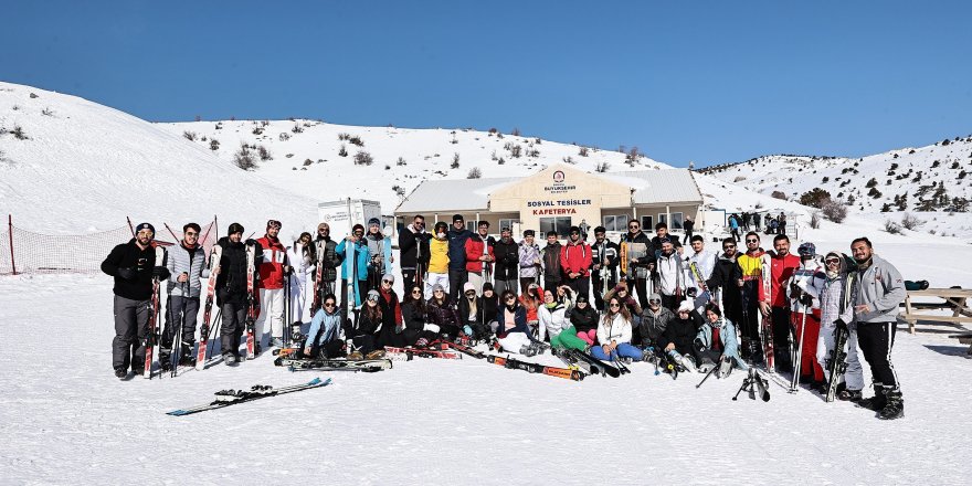 Türkiye'nin dört bir yanından gelen kayakseverler karın tadını çıkardı