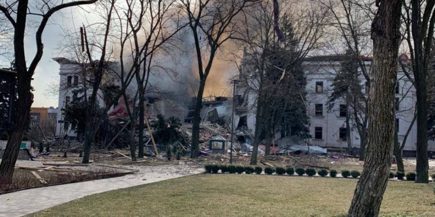 Rusya, Mariupol’de sığınak olarak kullanılan tiyatroyu vurdu