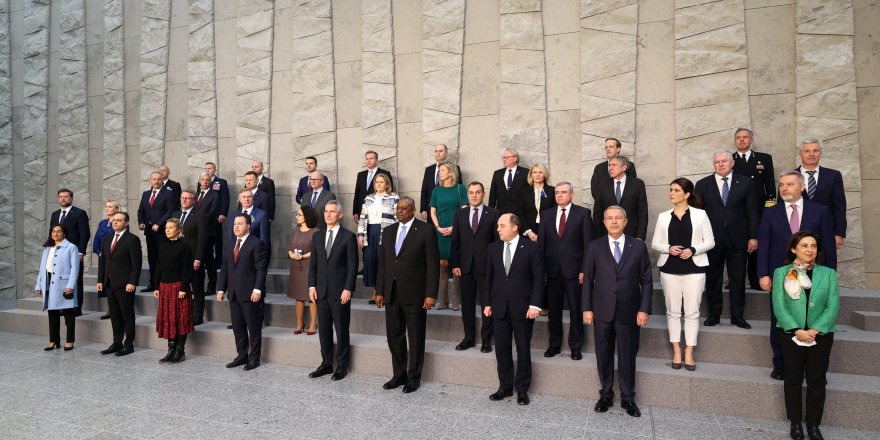 Bakan Akar, NATO Savunma Bakanlarının aile fotoğrafına katıldı