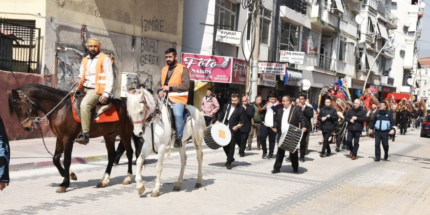 Menemen'de folklorik deve gösterisi heyecanı