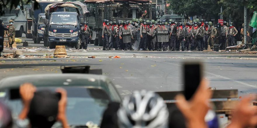 Myanmar'da darbeden beri en az 54 ölü, yüzlerce yaralı, 1700'den fazla gözaltı açıklayan BM'den orduya 'dur' çağrısı