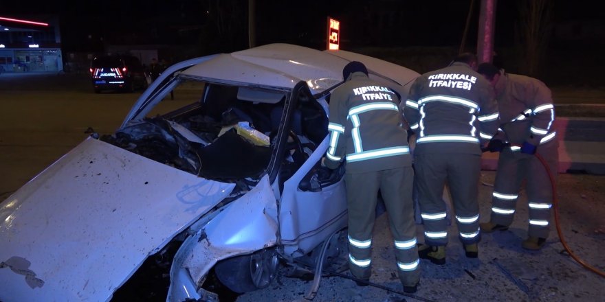 Hurdaya dönen otomobilde sürücü sıkıştı, ekipler zamanla yarıştı