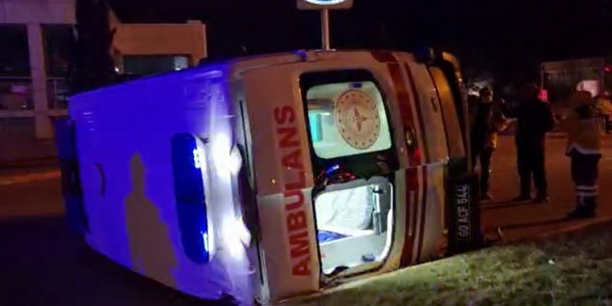 Tokat’ta ambulansla otomobil çarpıştı: 3 sağlıkçı yaralandı