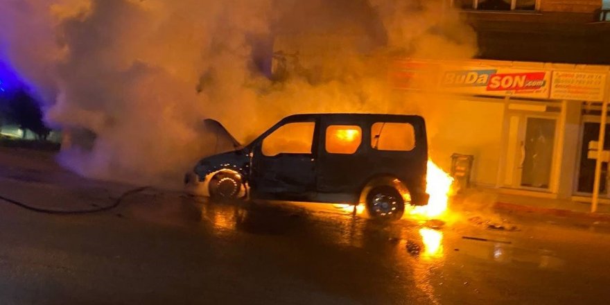 Bursa'da bir otomobil, sahibinin gözü önünde alev alev yandı