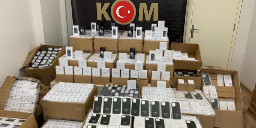 İzmir’de kaçak cep telefonu operasyonu