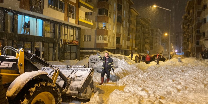 Çatıdan düşen kar kütlesi 3 aracı kullanılamaz hale getirdi