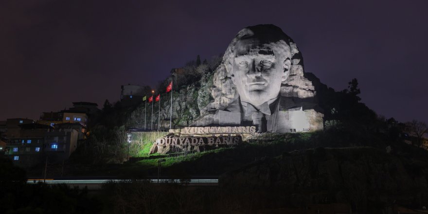 İzmir'de Atatürk maskına özel aydınlatma