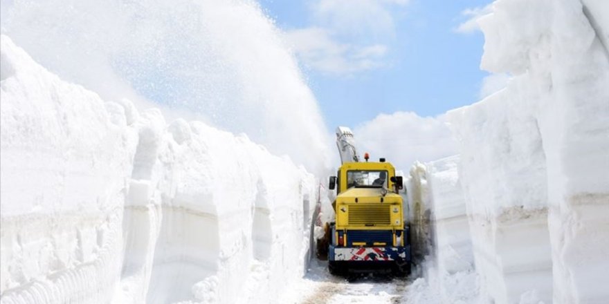 Van'da 51 yerleşim yerinin yolu ulaşıma kapandı