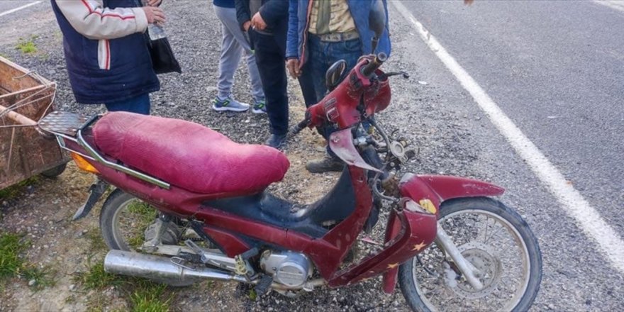 Manisa'da motosikletle otomobilin çarpıştığı kazada 5 kişi yaralandı