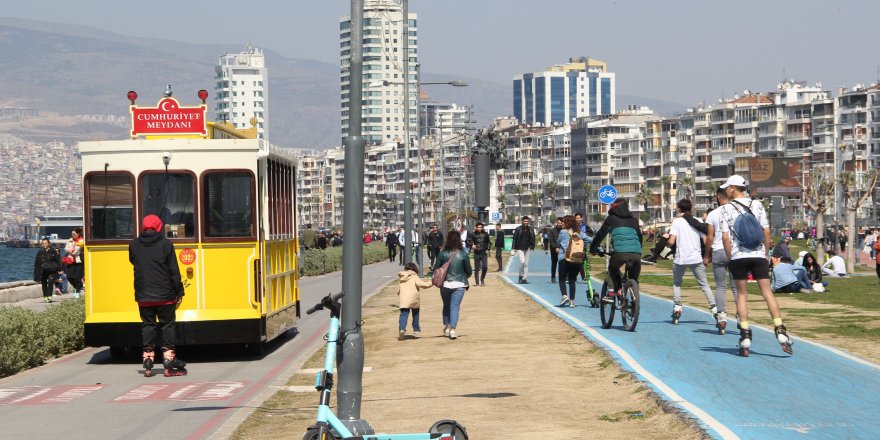 İzmir’de hava ısındı; vatandaşlar Kordonboyu’na akın etti