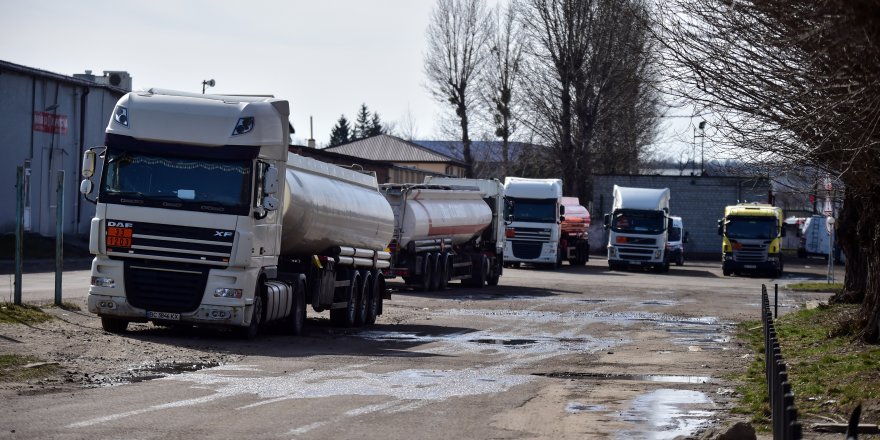 Lviv'de vurulan yakıt deposu boşaltılıyor