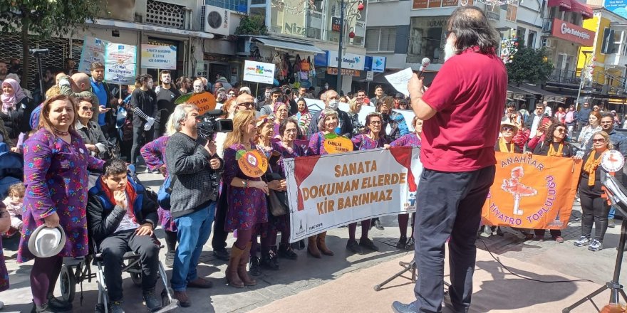 İzmir'de Dünya Tiyatro Günü coşkuyla kutlandı
