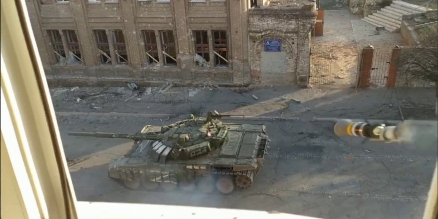 Mariupol’de ilerleyen Rus tankı el tipi tanksavar ile vuruldu