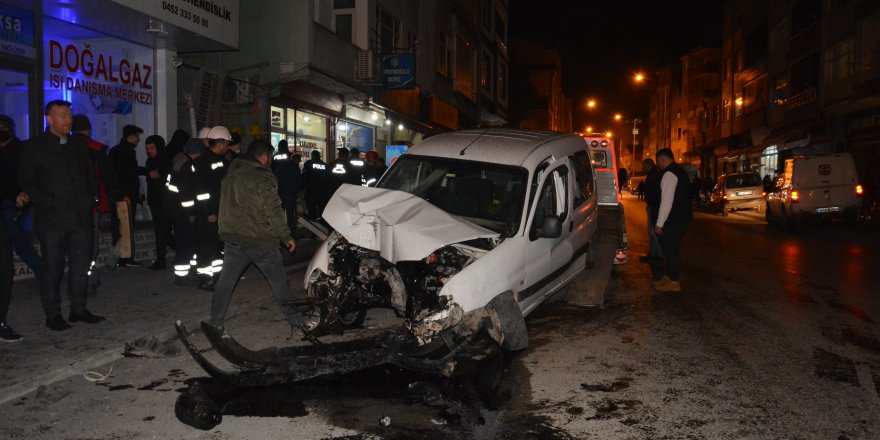 Kontrolden çıkan araç caddeyi birbirine kattı: 1 yaralı