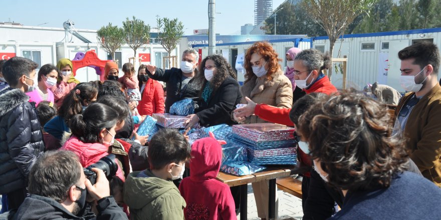 Üniversite öğrencilerinden depremzede çocuklara oyuncak