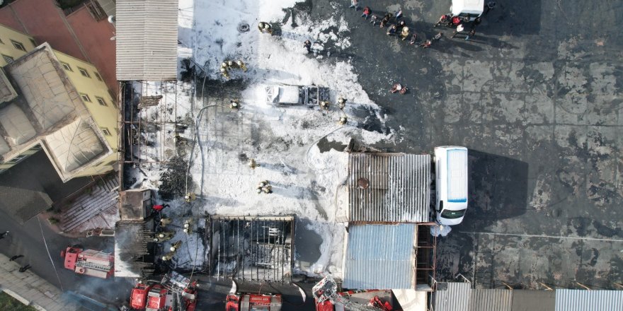 Bayrampaşa’da sanayi sitesinde yangın: 250 güvercin telef oldu, 1 araç küle döndü