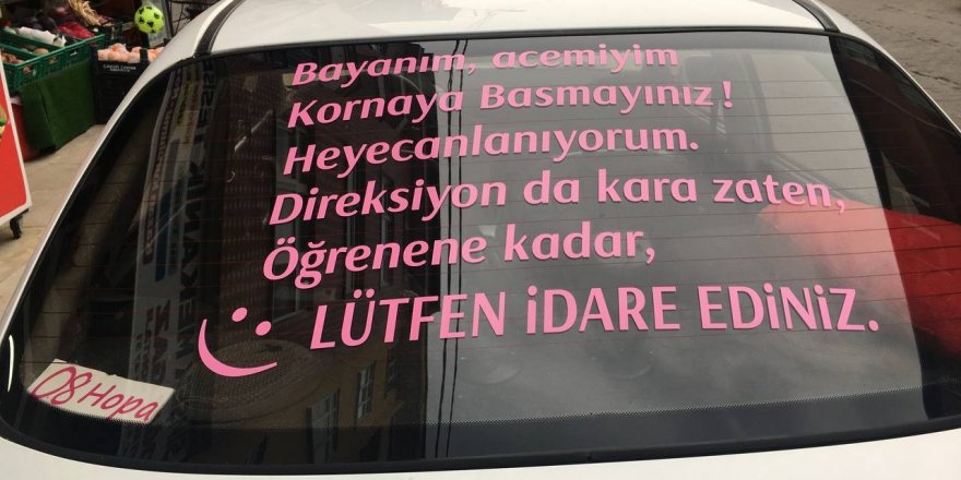 Sürücü adayı eşi için arabasının arkasına yazdığı yazı görenleri güldürüyor